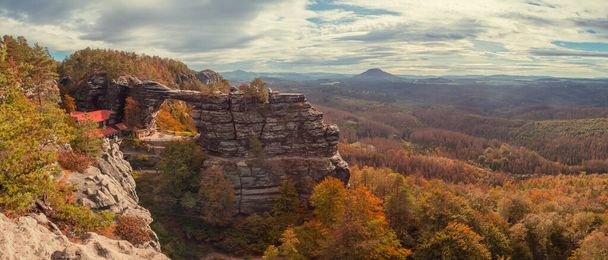 Paisagem de outono - Pravcicka brana (Prebischtor) - uma estreita formação rochosa na Suíça boêmia, República Tcheca, o maior arco de arenito natural da Europa, monumento nas Montanhas de Arenito Elba
 - Foto, Imagem