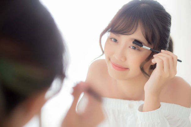 メイク眉毛ブラシを適用する美しい若いアジアの女性, beau - 写真・画像
