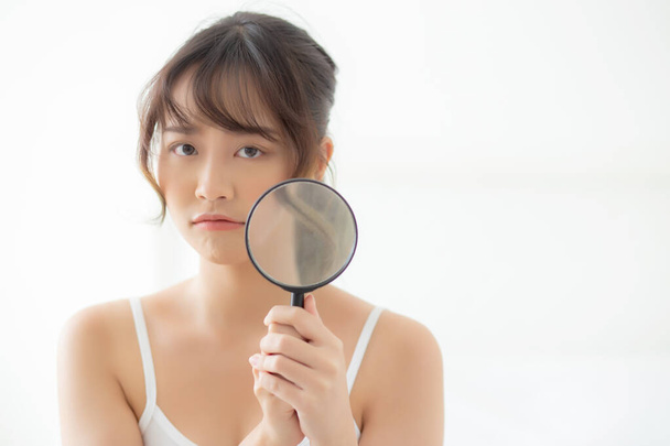 schöne junge asiatische Frau mit Vergrößerung der Haut ein Problem der - Foto, Bild
