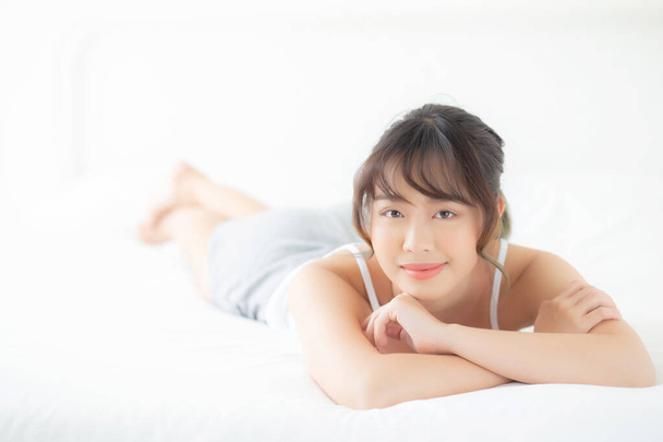 Portret piękna młoda azjatycka kobieta uśmiech podczas budzenia się zdrowy - Zdjęcie, obraz