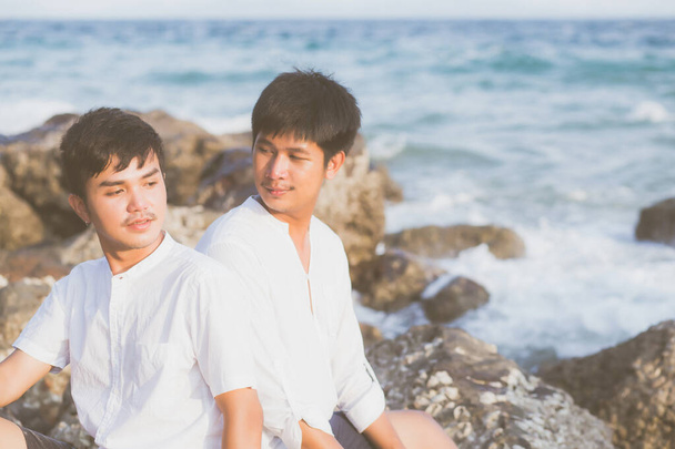 Homosexual retrato joven asiático pareja sentado abrazo juntos en r
 - Foto, imagen
