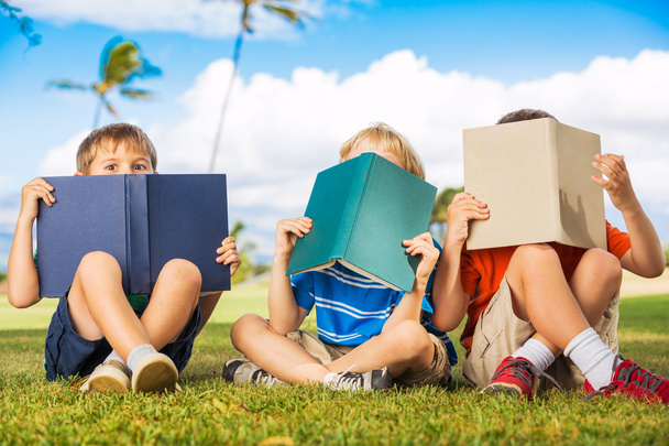 Kids Reading Books - Фото, изображение