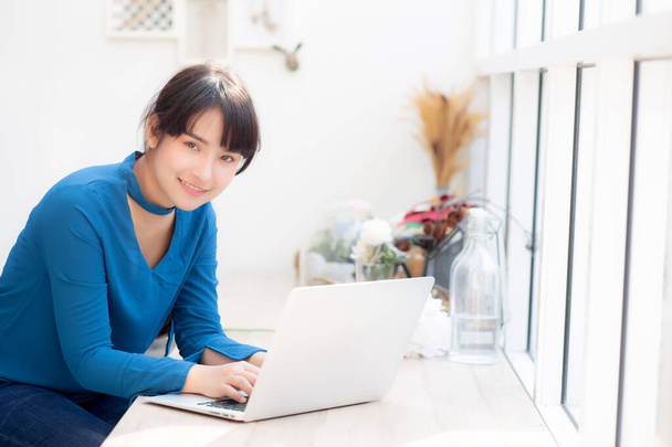 Piękny portret Azja młody Kobieta Praca online na laptop siedzieć - Zdjęcie, obraz