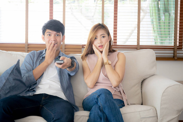 Молода азіатська пара дивиться фільм жахів з розслабленим і насолоджуватися ho
 - Фото, зображення