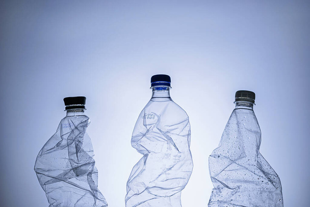 Drie lege doorzichtige natte plastic flessen - Foto, afbeelding