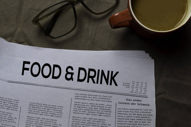 Texto de Comida y Bebida en encabezado aislado sobre fondo marrón. Concepto de periódico
 - Foto, Imagen
