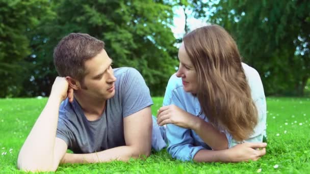 Homem e mulher conversando no parque de verão
. - Filmagem, Vídeo