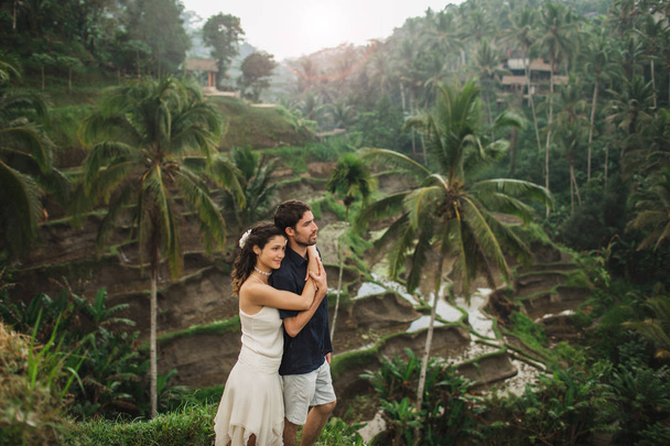 Νεαρό ζευγάρι από τη Λατινική Αμερική με καταπληκτική θέα του Ubud ρύζι terra - Φωτογραφία, εικόνα