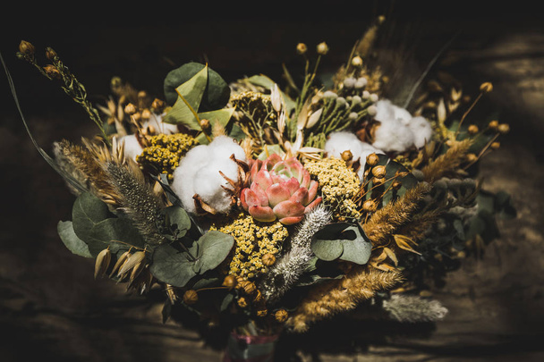 Wedding bouquet with dried flowers. Cotton, succulent, spikelets - Foto, afbeelding