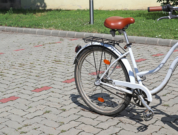 bicicleta en el estacionamiento - Foto, Imagen