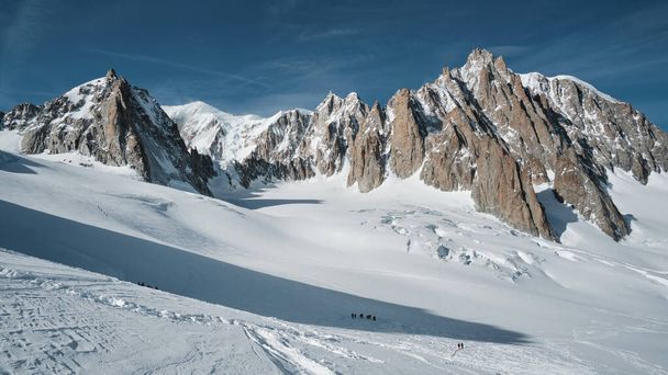 Pohled na Mont Maudit, Mont Blanc du Tacul a v dálce na vrchol Mont Blanc v popředí masivního ledovce - Fotografie, Obrázek