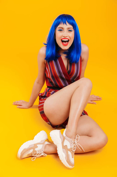 Portrait of an attractive funky young girl with blue hair - Foto, afbeelding