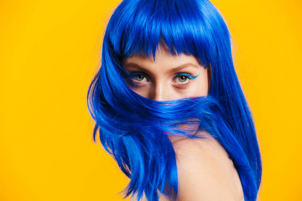 Ritratto primo piano di seducente bella donna che indossa parrucca blu guardando e poising a macchina fotografica
 - Foto, immagini