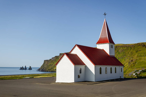 Iglesia con vistas a Vik, al sur de Islandia
 - Foto, imagen