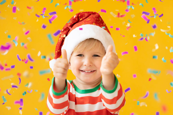 Portrait of happy child showing thumbs up - Foto, Bild