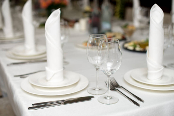 The white napkin nicely folded on the plates, serving a celebratory banquet. - Photo, Image