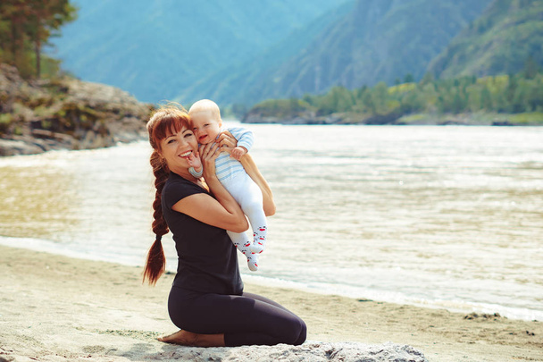 Maminka zvedne dítě v náručí - Fotografie, Obrázek
