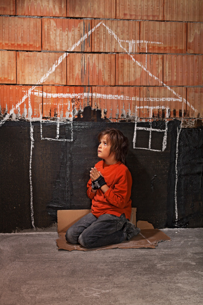 Pobre mendigo sin hogar rezando por un concepto de refugio
 - Foto, Imagen