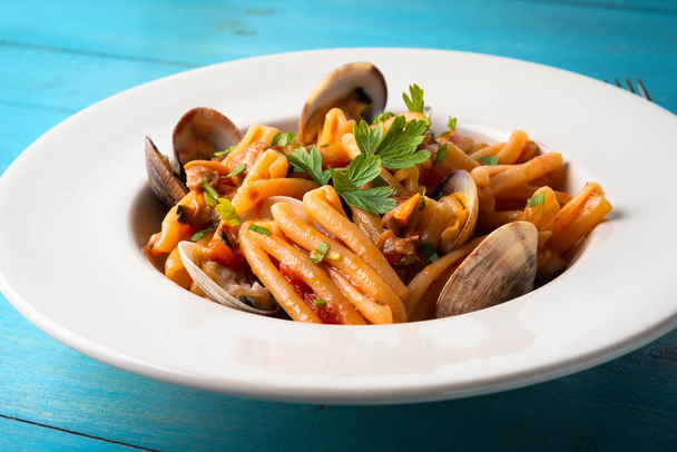 страва з домашньої пасти з соусом з молюсків, середземноморська їжа
 - Фото, зображення