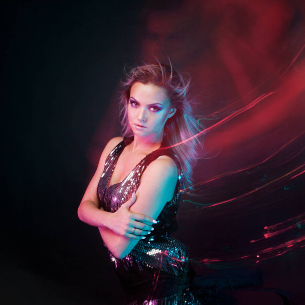 Attractive dancing blonde in the club, neon light, motion effects - Foto, Bild