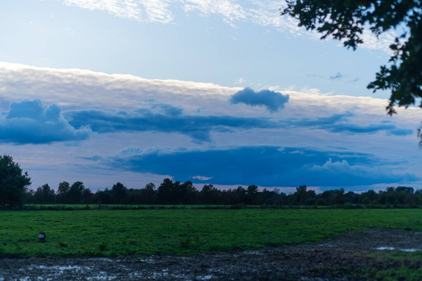 zagrożenie chmurami na niebie przed nadchodzącą burzą,  - Zdjęcie, obraz