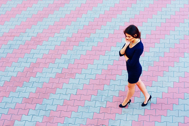 Businesswoman talking on phone - Zdjęcie, obraz