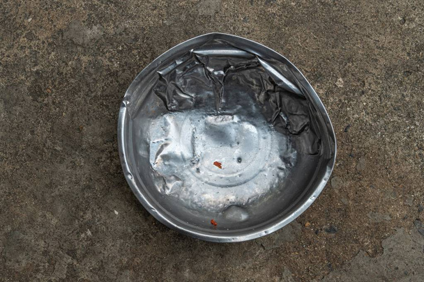 un vieux bol de nourriture pour chien en acier inoxydable usagé
 - Photo, image