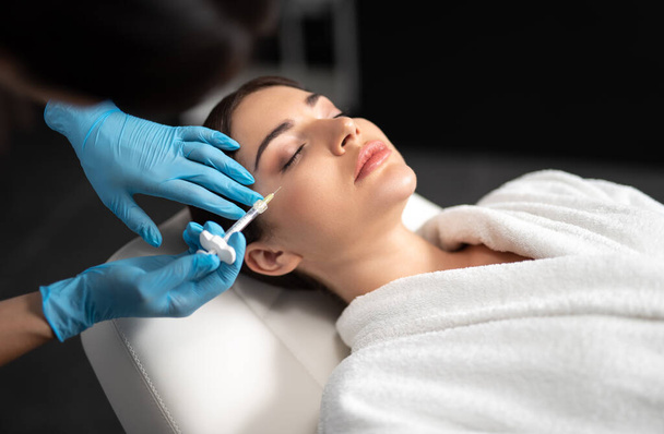 Young woman receiving beauty injections at spa salon - Foto, Imagem