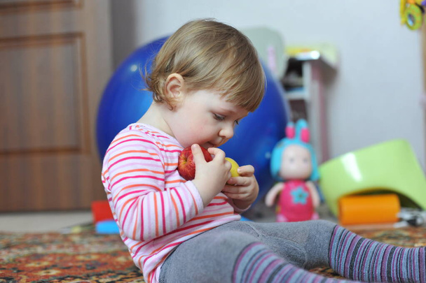Little todler baby girl having fun indoor the room. - Foto, Bild
