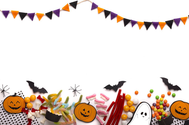 Happy Halloween concept met gekleurde vakantie snoepjes op wit - Foto, afbeelding