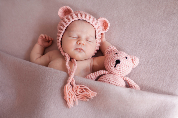 Linda niña recién nacida durmiendo con oso de peluche
. - Foto, imagen