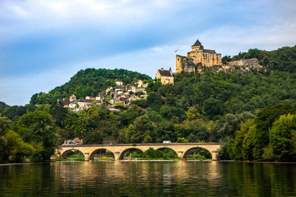 Dordognen ja Castelnaudin linnan ylittävä silta
 - Valokuva, kuva
