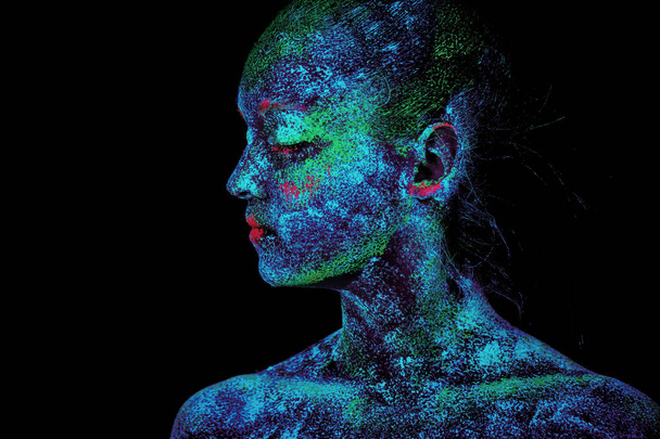 UV σώμα ζωγραφική τέχνη της κόλασης γυναίκα Αφρικανός πολεμιστής - Φωτογραφία, εικόνα