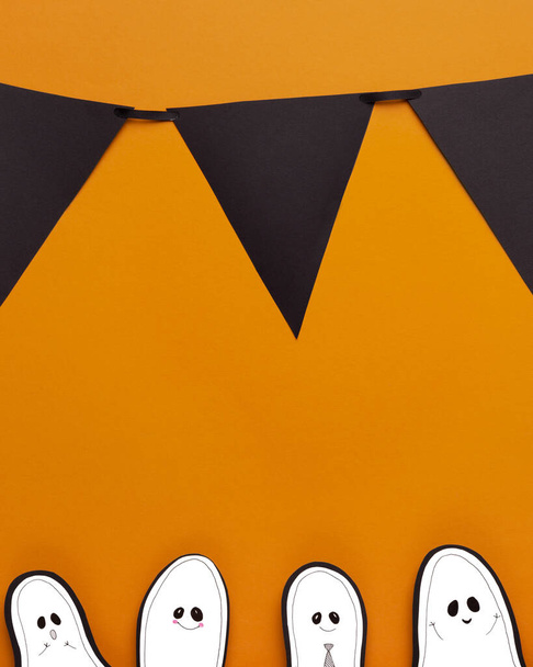 Esperando fantasmas de festa de Halloween sentados na laranja
 - Foto, Imagem