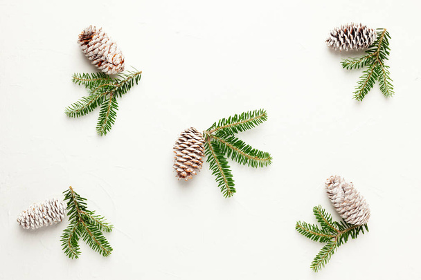 Fondo de Navidad con piñas y ramas de abeto en
 - Foto, imagen
