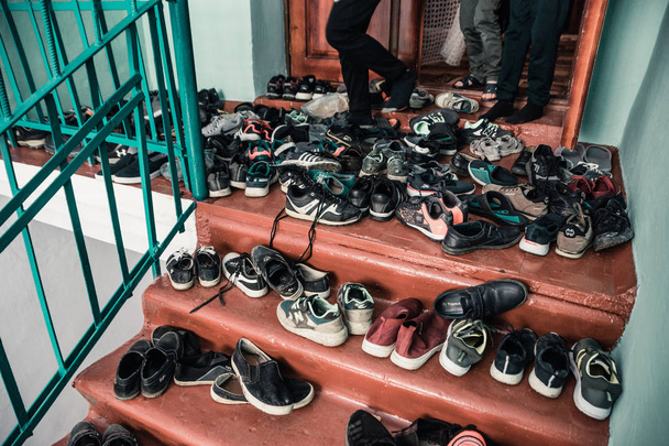 muitos pares de sapatos no corredor
 - Foto, Imagem