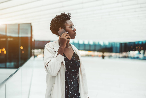 Young Afro businesswoman is phoning - Foto, Imagen