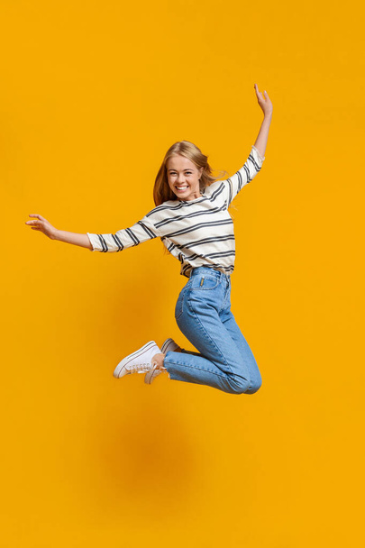 Menina adolescente feliz pulando no ar, fingindo que ela está voando
 - Foto, Imagem