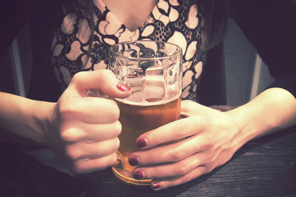 女の子とビールを飲みながら若い女性がジャグを持っていて - 写真・画像