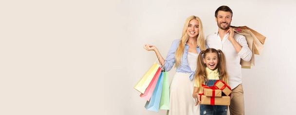 Famiglia Holding Shopping Borse e regali su sfondo bianco, Panorama
 - Foto, immagini