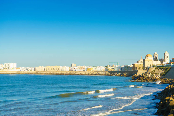  vista al mar de Cádiz con la Catedral de Cádiz sobre un fondo, Sp
 - Foto, imagen