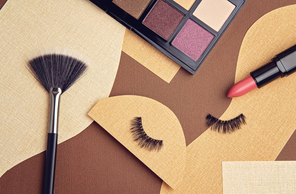 Lippenstift, Lidschatten, Make-up-Pinsel und falsche Wimpern. Make-up Artist, Schönheitssalon, Beauty Blog - Foto, Bild