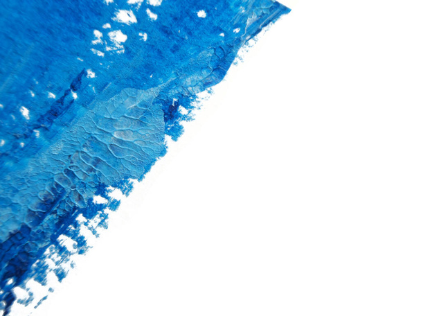 blaue und weiße Acrylmalerei Textur auf weißem Papier Hintergrund durch Verwendung von rorschach Tintenklecksen-Methode. - Foto, Bild
