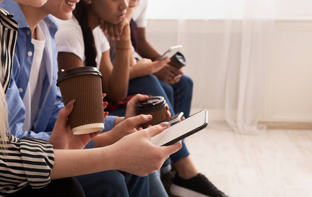 Підлітки використовують телефони, спілкуються в соціальних мережах
 - Фото, зображення