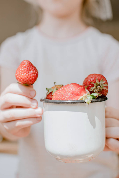 Fresh organic Strawberries in children hands. Girl child holding - Foto, Imagen
