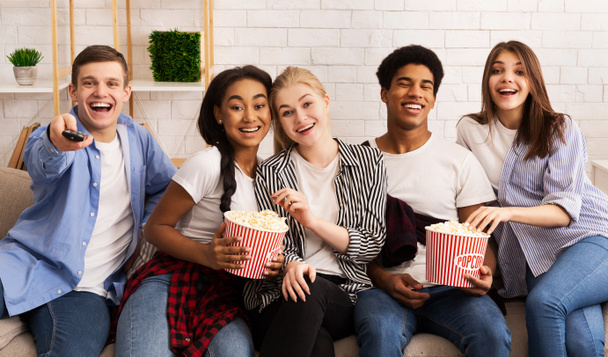 Adolescentes amigos pasar fin de semana juntos, viendo películas
 - Foto, imagen
