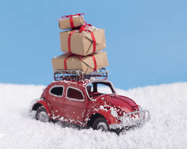 クリスマスと新年のプレゼントとレトロな赤い車の閉鎖 - 写真・画像