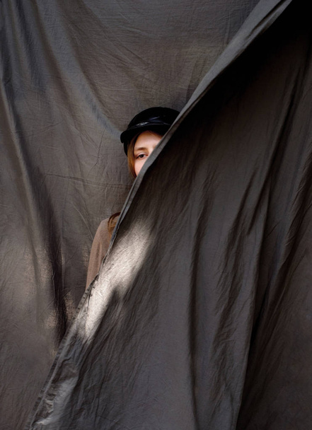 foto menina em um capacete protetor posando em cortinas cinza
 - Foto, Imagem