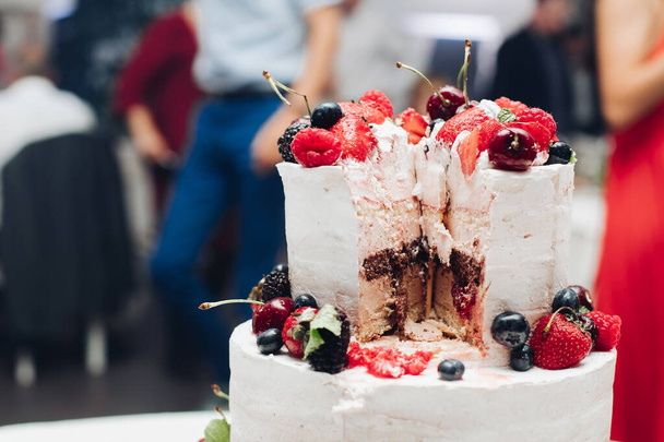 Прекрасный свадебный торт с ягодами. Свадебный торт крупным планом.
. - Фото, изображение
