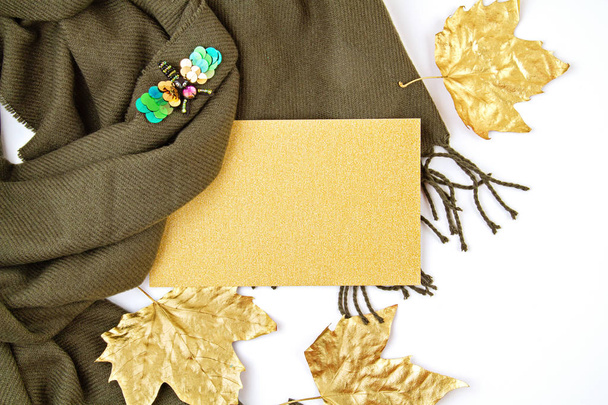 flache, flache Herbstkomposition mit leerem Papierblatt und einem warmen - Foto, Bild